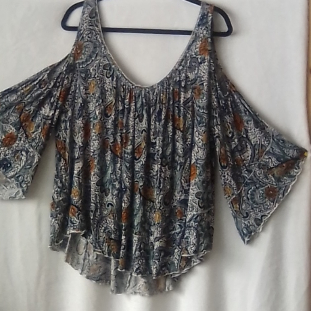 FREE PEOPLE  Peek-a-boo Shoulders and bell SLEEVES